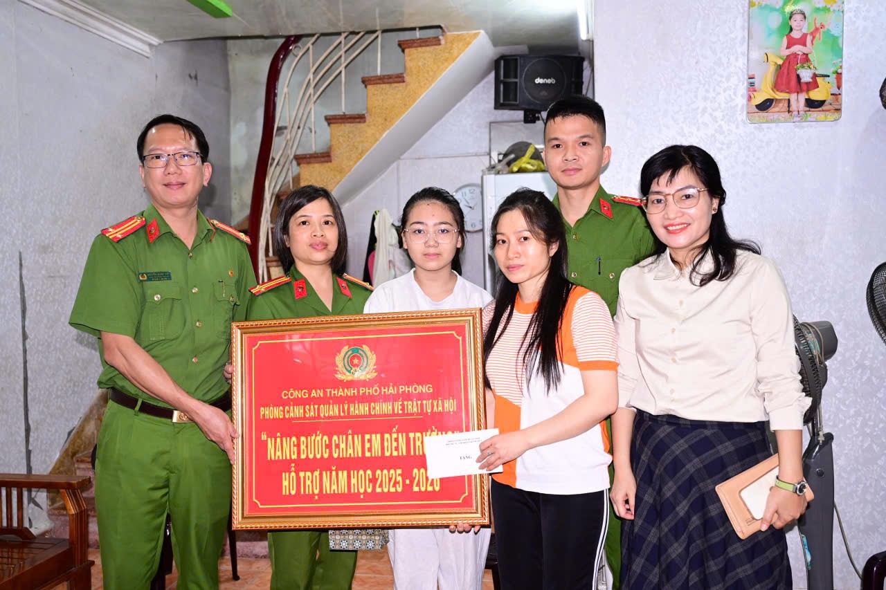 Phòng Cảnh sát Quản lý hành chính về trật tự xã hội nhận giúp đỡ 03 trẻ em có hoàn cảnh đặc biệt khó khăn với phong trào “Nâng bước em đến trường”
